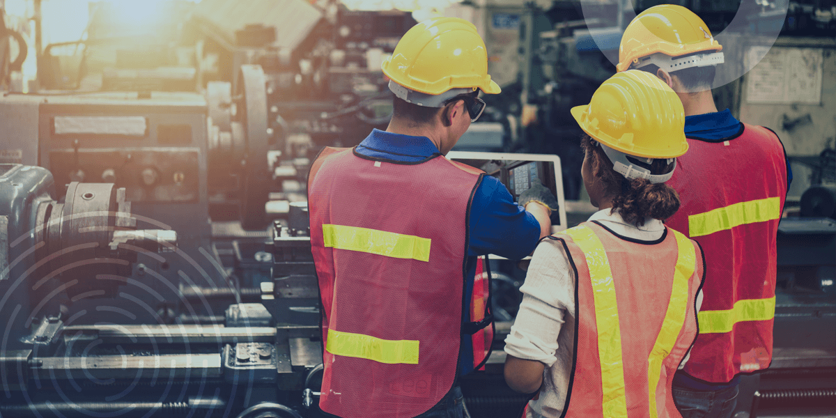 engenheiros trabalhando em fábrica