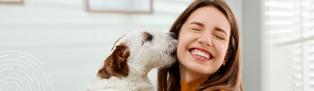 Mulher-sorrindo-com-cachorro
